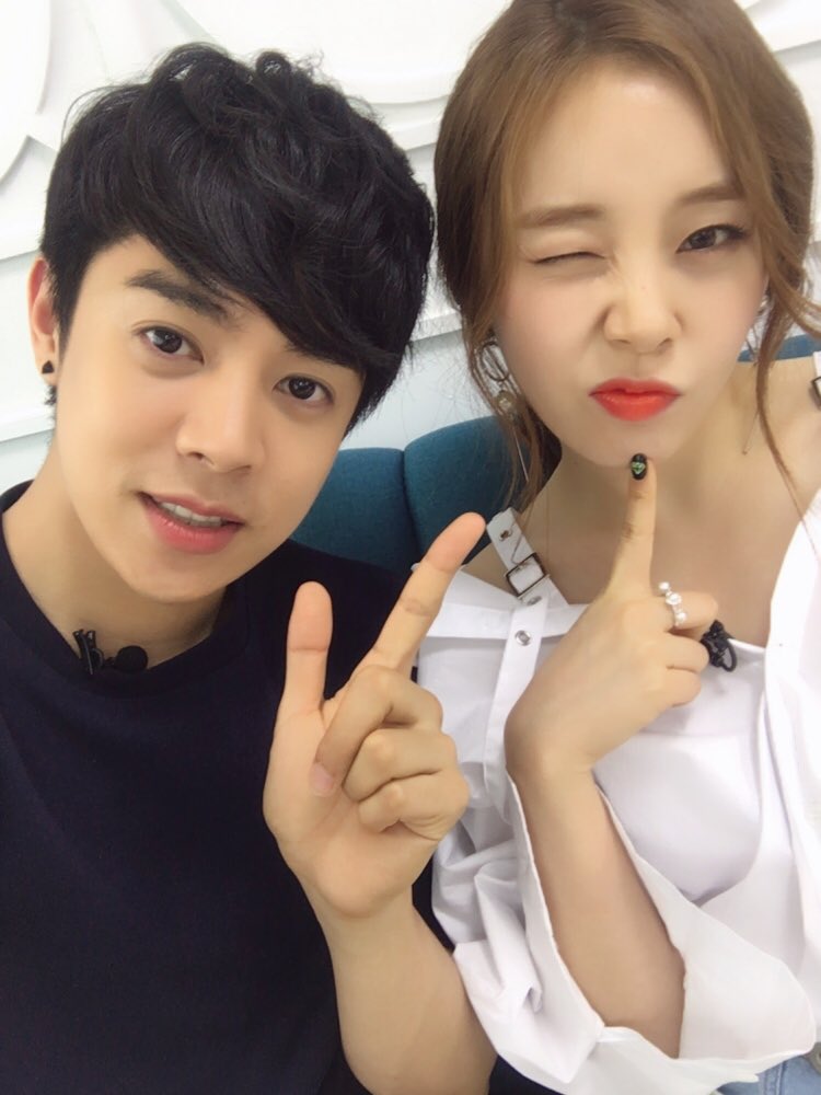 stylecast_ar's tweet photo. Starts in 30minutes!
Every Wednesday 11:05AM KST w/ @alexander_0729 and @LC__Ashley 🤘🏻 #stylecast #stylecast2017 #kbeauty #arirangtv 😊 https://t.co/kwEBA0Mag8