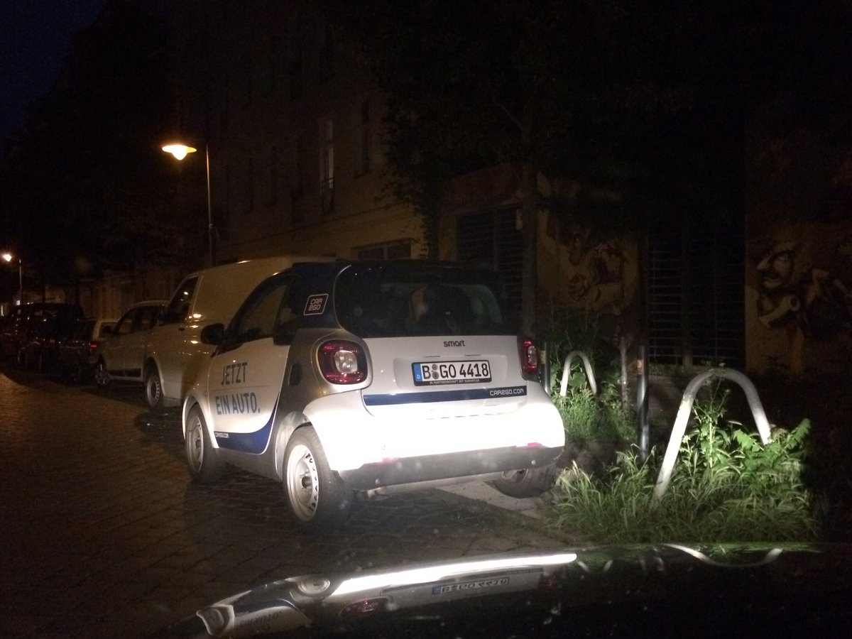 Whyse_Noises's tweet photo. @car2go Nutzer_innen und die Stvo.. ob das nochmal was wird?!😡 
schreinerstr , 7.6.,4:00am #car2go  #carsharing #Friedrichshain https://t.co/0Sa3phc2By