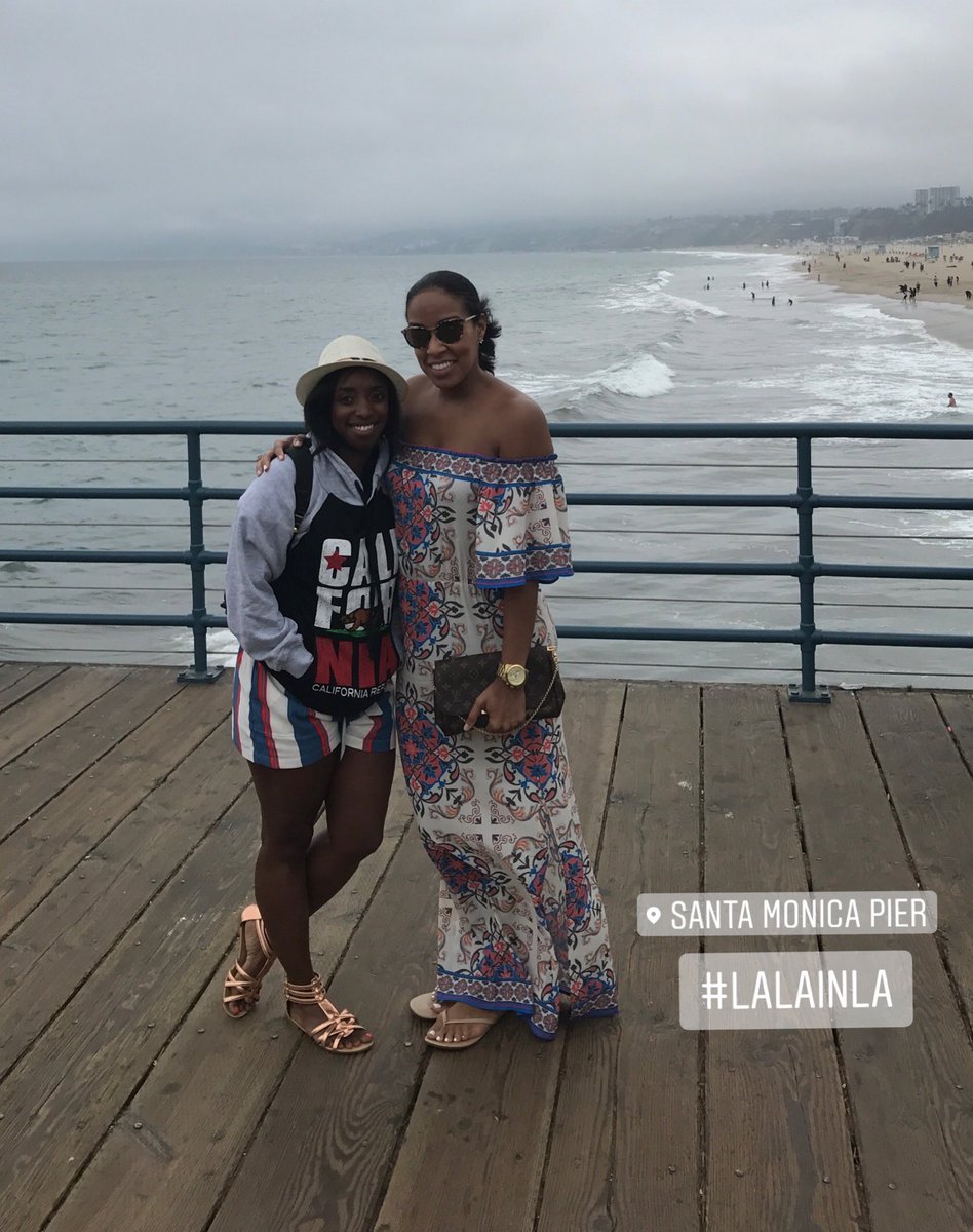 LaurenDawn_TV's tweet photo. She couldn't handle the breeze...but it is cold for Cali! Sheesh. #LAthings #LalaInLA https://t.co/h9MoEQvOiQ