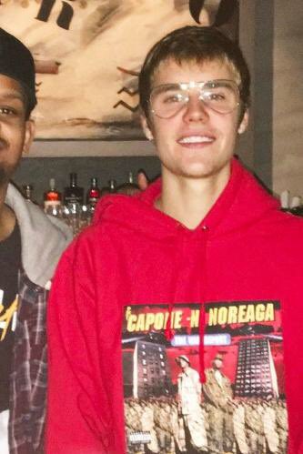 p_Andradeee's tweet photo. #Beliebers don't let him down now :(( ❤️❤️ #ChoiceMaleArtist 1rt=1vote ❤️❤️❤️❤️ https://t.co/6oezE8JZhD