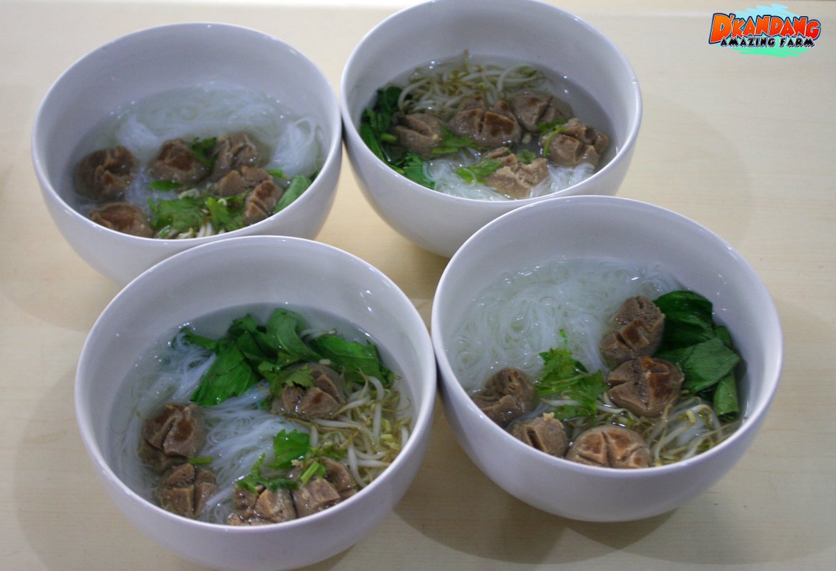 Kesegaran kaldu dalam semangkuk bakso ini bisa jadi alternatif menu berbuka mu,  Sahabat. Penasaran Ingin menikmatinya, Sahabat :)