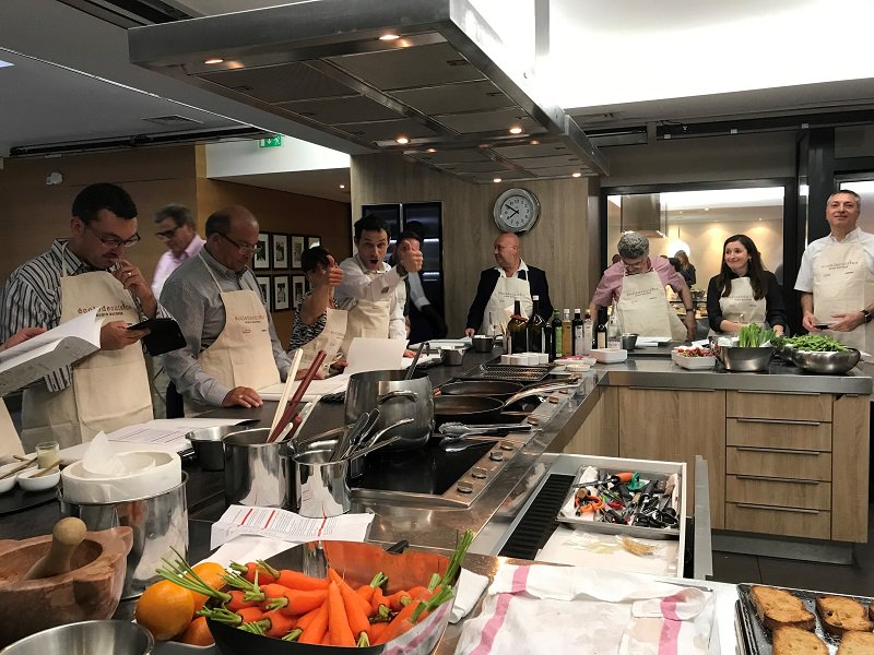 USF_officiel's tweet photo. #Réunion des Présidents des #CommissionsUSF suivie d’un cours de #cuisine et d’un #dîner à l'École Alain #Ducasse https://t.co/vMHIaZvkd5