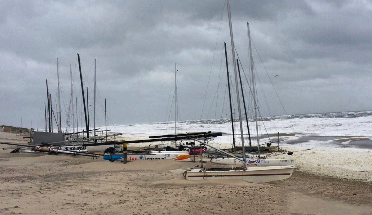 Ligt jouw boot al op het strand?Meld je svp bij de bus van inschrijvingen zodat we samen schade door extra hoog water kunnen voorkomen.