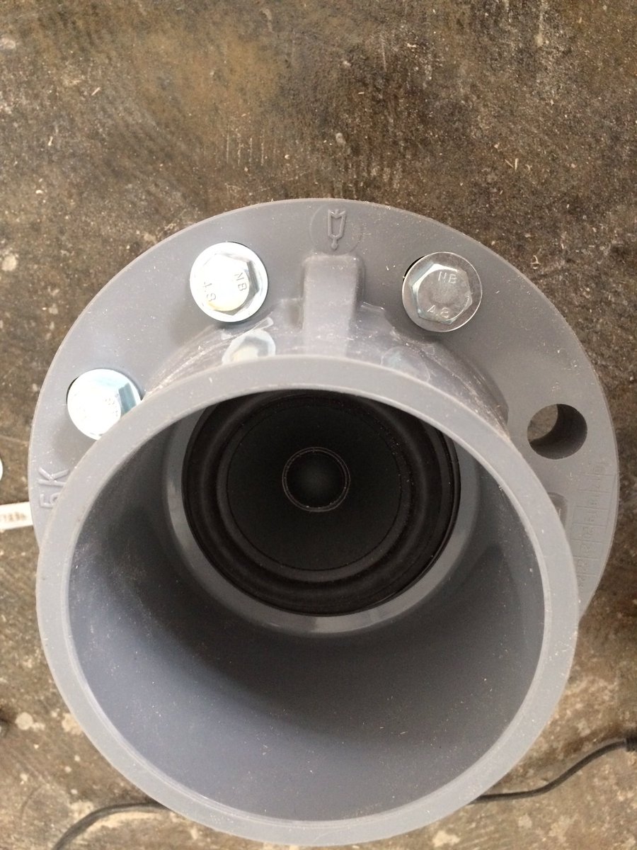 山本マサユキ Boseサブウーファーモドキ 塩ビフランジにスピーカーを挟んでます 加工が少なくて作るの楽でした 後はブラック塗装にウーハーアンプとセッティング