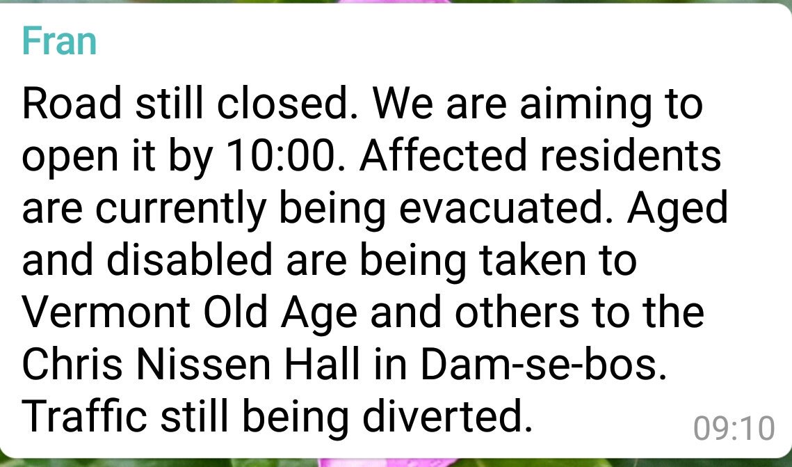 MrCow_man's tweet photo. #CapeStorm #N2Fire At least 13 houses have been evacuated Springveldt/Kruisfontein area near Knysna #sabcnews https://t.co/cJw2FlVO4X