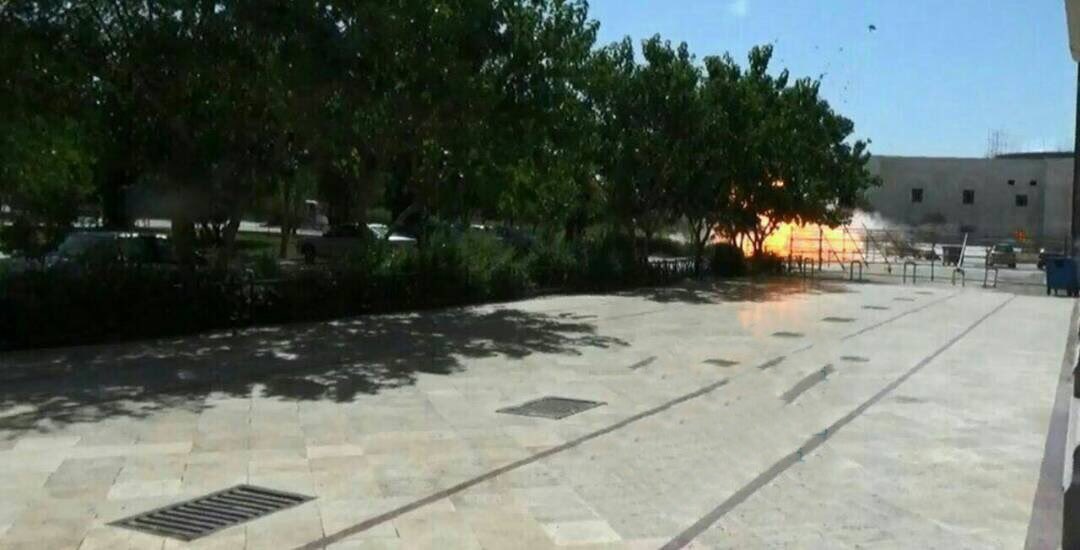 صورة | لحظة التفجير الانتحاري أمام ضريح الخميني جنوبي #طهران. #إيران