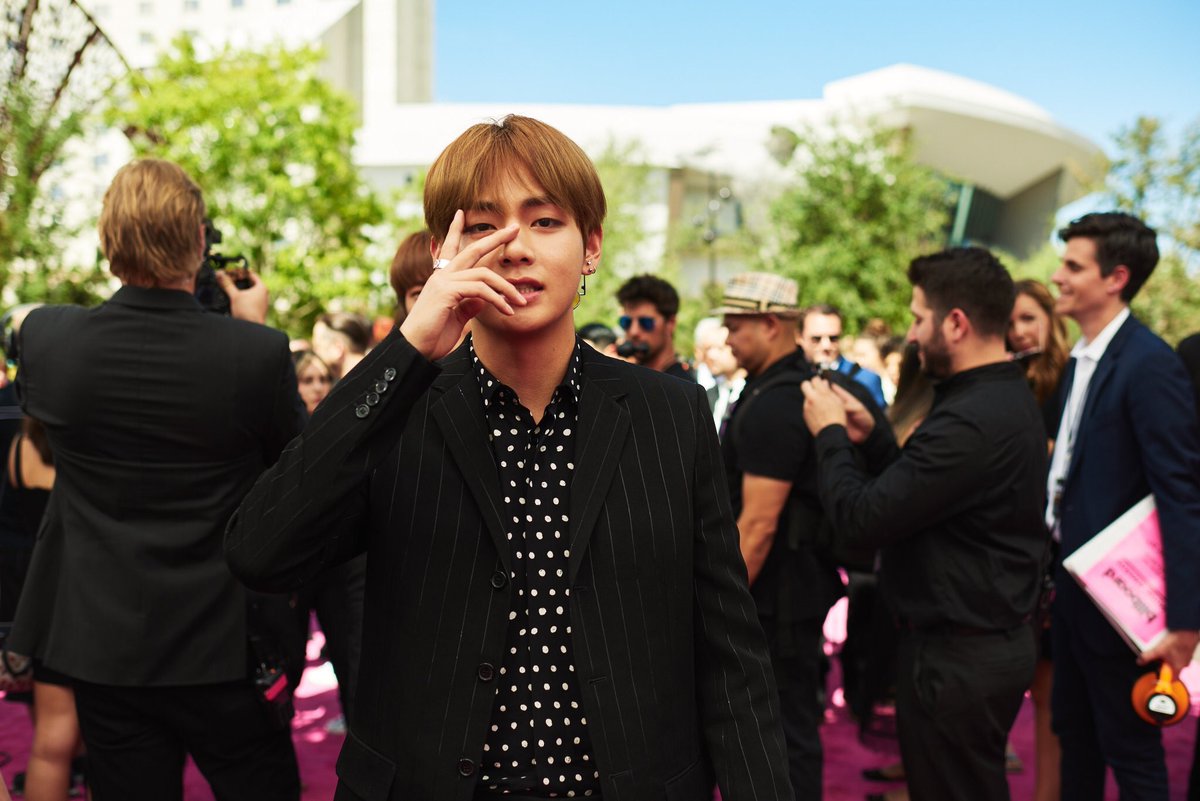 radkth's tweet photo. My #TeenChoice nominee for #ChoiceStyleIcon is Kim Taehyung @BTS_twt https://t.co/v1uRGy2R5u