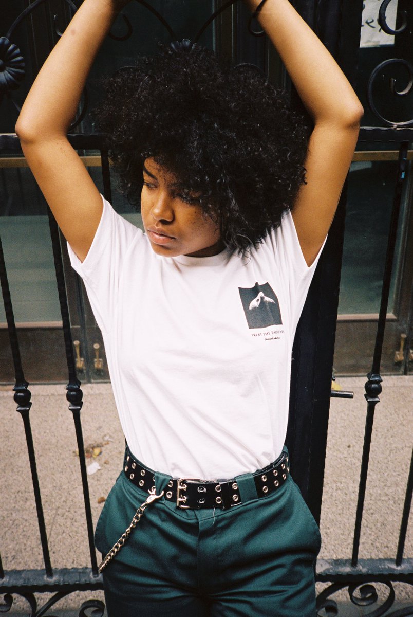 Ramdasji_'s tweet photo. Kaamilah Thomas for Moon Collective FW17 Lookbook // shot on Kodak Gold 200 #35mmfilm #MoonCollective #FW17collection https://t.co/py4fvDntV5
