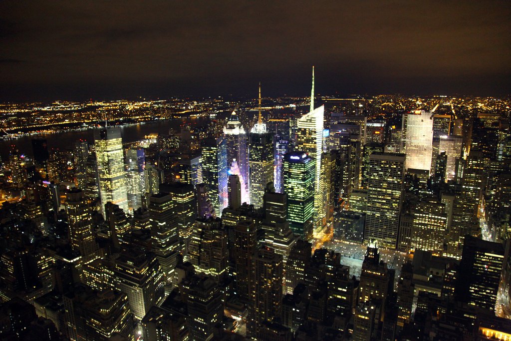 Ne diyordu şair; yıkıldı yolunu bekleyen şehir şimdi gelsen de bir, gelmesen de bir.