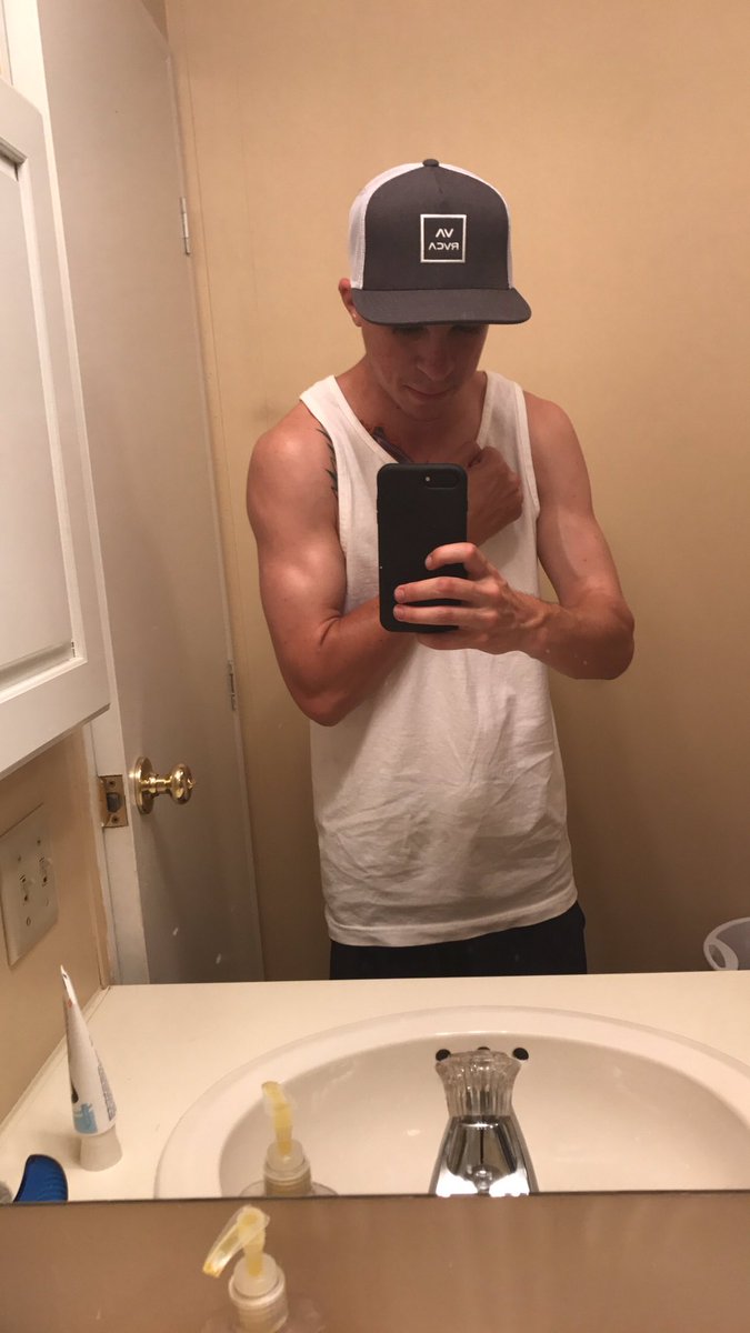 JordanEspy1's tweet photo. normally don't post  like this but bein in the gym is starting to give me more confidence in myself and I love the progress 👌🏼 #itaintmuch https://t.co/LF25nsw5GL