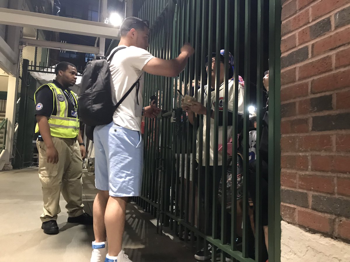 Cubs's tweet photo. .@WContreras40 making time for the fans. #ThatsCub https://t.co/RnkXTaKFTc