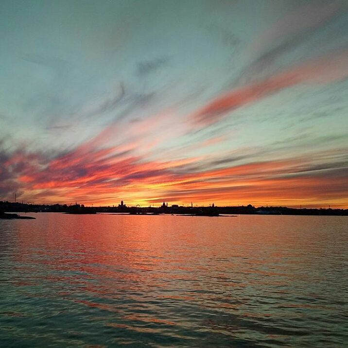 rchetMarch's tweet image. Brush strokes in the evening sky from this past weekend 💛 Helsinki
📸: @kativali #myhelsinki #helsinki #visithelsinki #suomenlinna