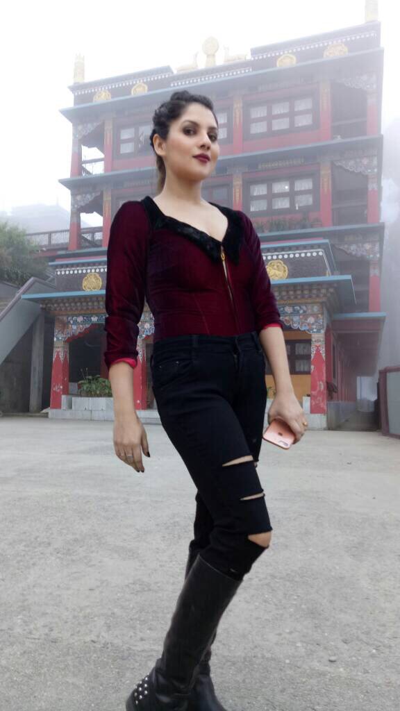 Paayel_12353's tweet image. This is where peace and tranquility stills prevails! In front of lava monastery!mrng everyone 😊😊