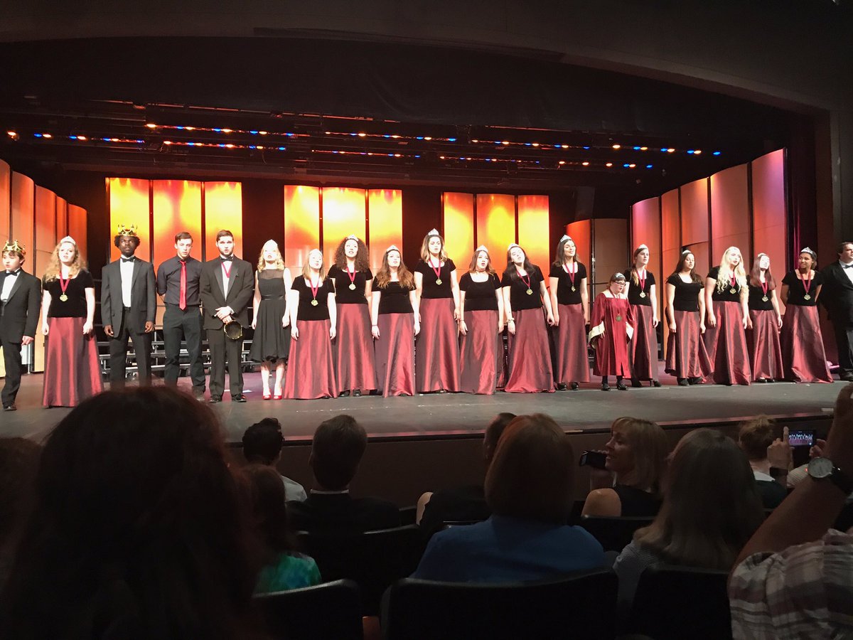 CapitalHSchoir's tweet photo. We ❤️ our seniors!!! https://t.co/sr3tuuwRdw