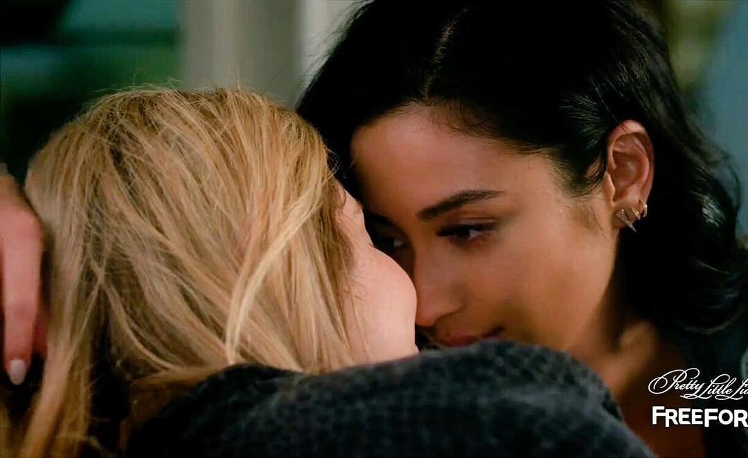 itssyers's tweet image. The way Emily looks at Ali 😍🙊🙌❤ there so cute OMG 💛❤

@shaymitch @SashaaPieterse 

#emison #emisonarmy #EmisonEndgame #PLLEndGame