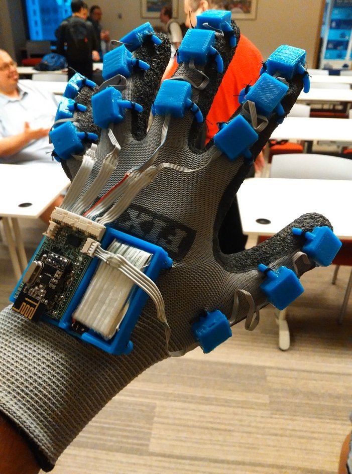 and_how's tweet photo. A hands-on glimpse of the future with #HandSense built for #HoloLens by @SOCRobotics. #MixedReality #Vancouver #YVR https://t.co/NXeA1QTEpn