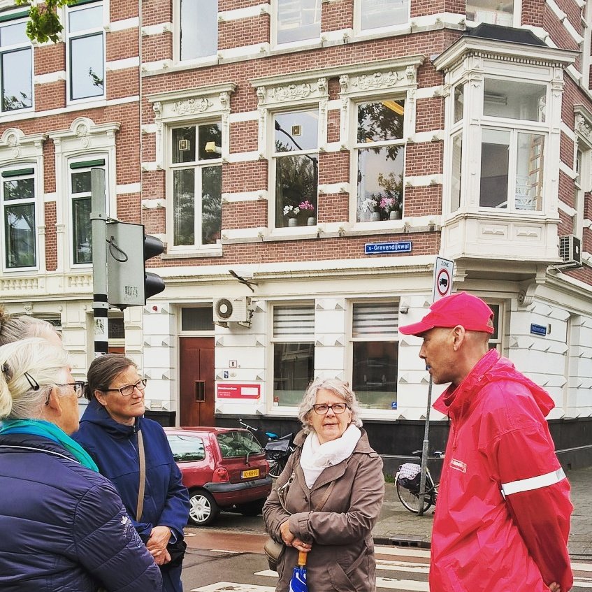Deze dames waren onder de indruk van gids Davids' levensverhaal en de plekken uit zijn verleden die hij liet zien.