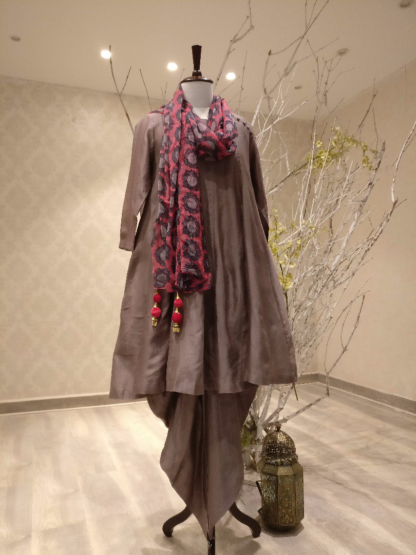 Angasutra_Style's tweet photo. Flaunt your style in @surendribyYC ANNUAL DISCOUNT SALE at ANGASUTRA till 11th JUNE. Shop now! 
#fashion #sale #summer #shopping #boutique https://t.co/G9KaUyWsxH