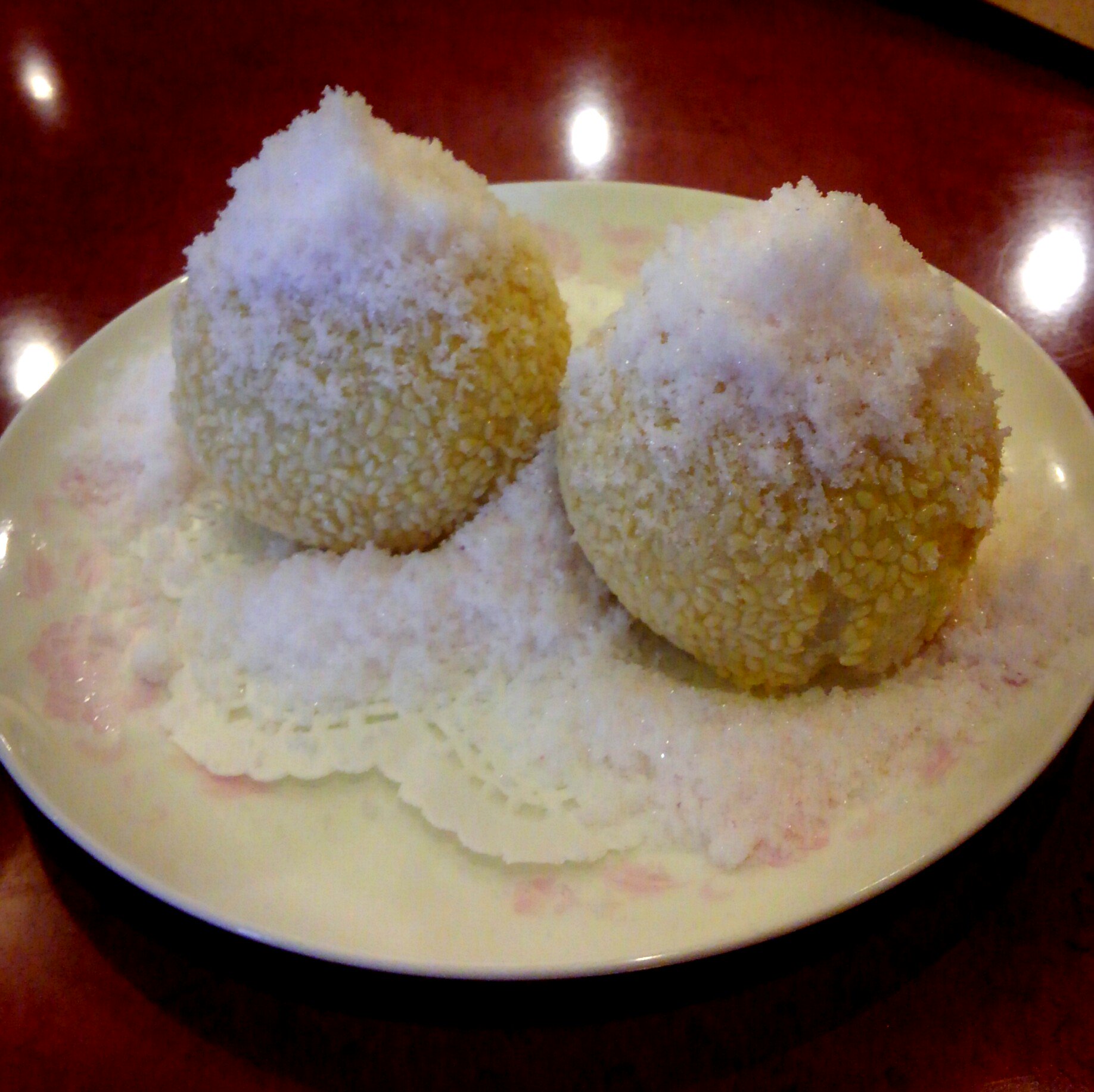 わ と さ か な 中華街 東林のごま団子が 中身のピーナッツあんはほろほろ触感で香ばしくて 揚げたてもっちりで まわりのお砂糖をどんどんつけて食べたくなるので たまらない 通う T Co 1bs5vyh3tz Twitter