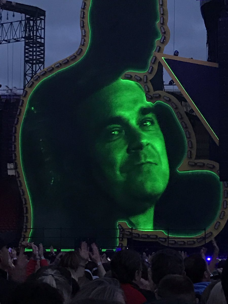 Jackijax235's tweet photo. Awesome show @robbiewilliams in Southampton. #strong #keepsingingoursongs https://t.co/uiHjUYzmxx