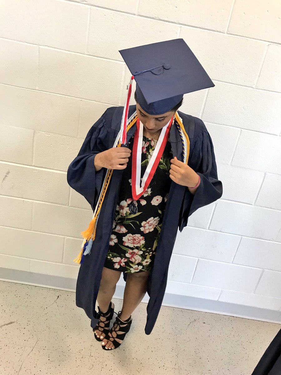 joonieebby's tweet photo. C/O2K17 #MiramarGrad #MiramarAlumni https://t.co/5N2v1pIthS