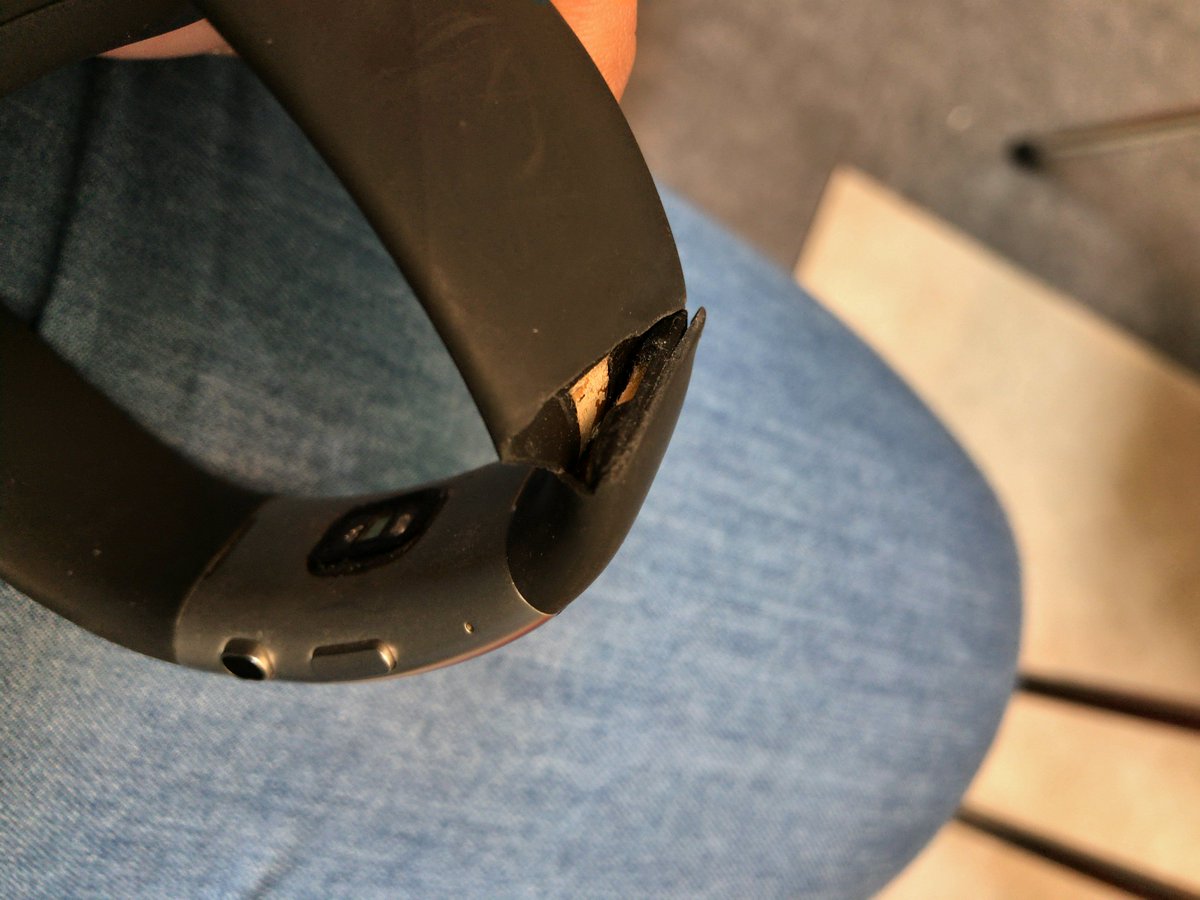 JensMatheuszik's tweet photo. Das war's mit dem @microsoftband. Riss, Supportfall laut @MicrosoftDE. Aber: Kein Ersatz verfügbar, daher jetzt ein Scheck. #MicrosoftBand2 https://t.co/cfkGkOLTuW