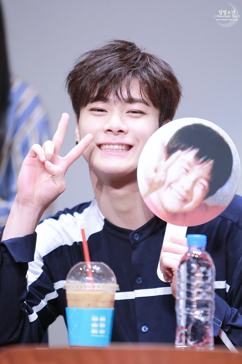 MOONBIN_COM's tweet photo. [#달빛소년][#문빈닷컴]170604 #아스트로 #ASTRO #문빈 #MOONBIN #D_STORE #Dream_part01 #Baby @offclASTRO 빈이와 빈이의 투샷 ✌✌✌💜💜💜💜 https://t.co/827InpJ2sv
