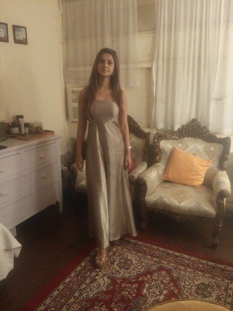 #JenniferWinget stunns in Gold....Retweet if you agree....#Beyhadh #SonyTV