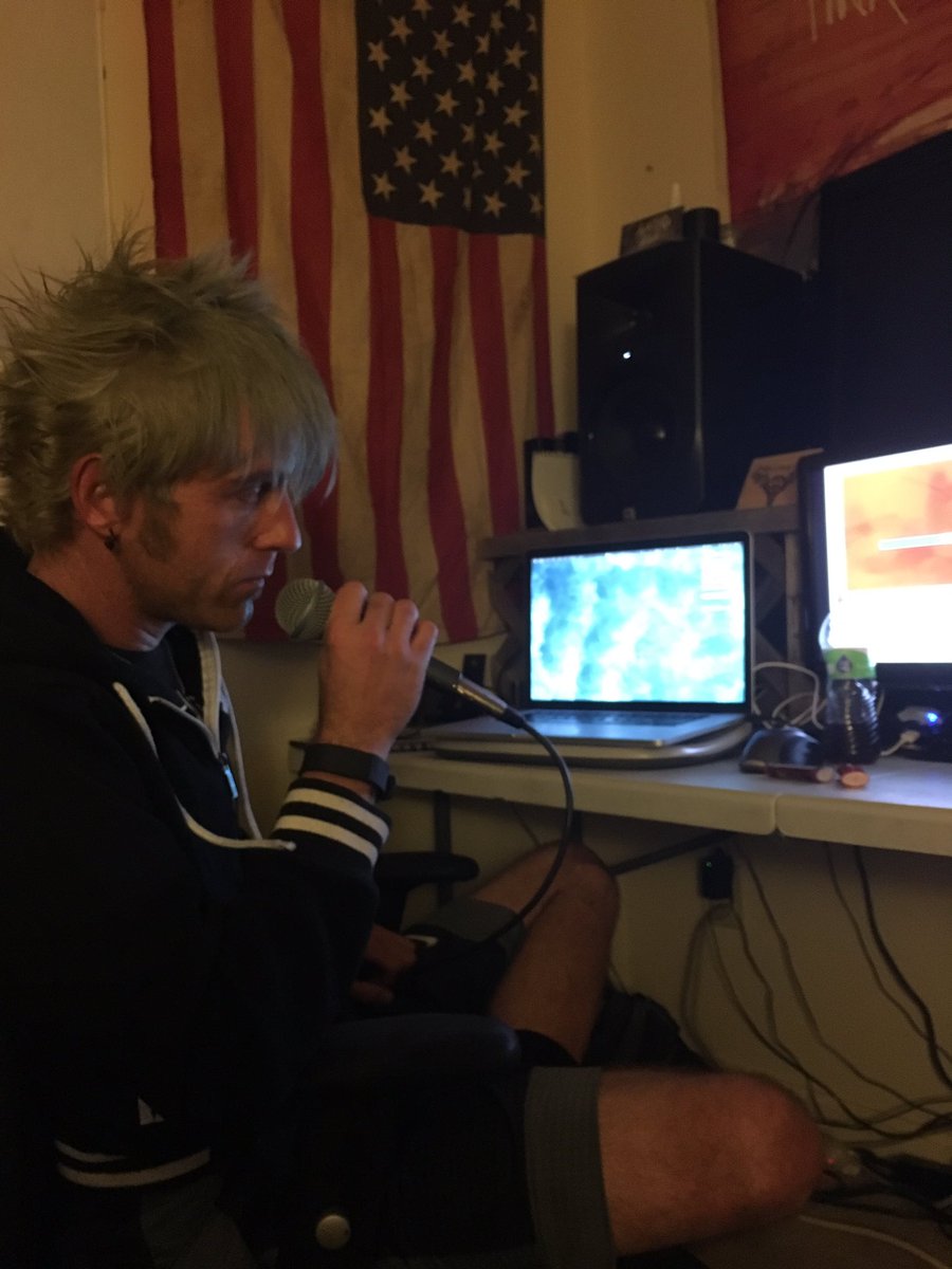 AwaitingEli's tweet photo. Karaoke all night!!! https://t.co/8igMaCGPlI