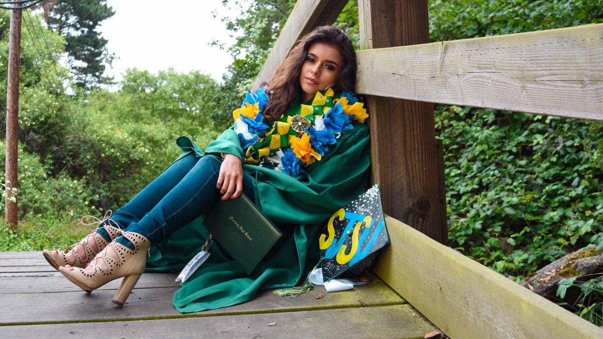 neesie_3's tweet photo. Part 1 of my graduation photos β¨ #latinasgraduate https://t.co/IbyT1N8Ze3
