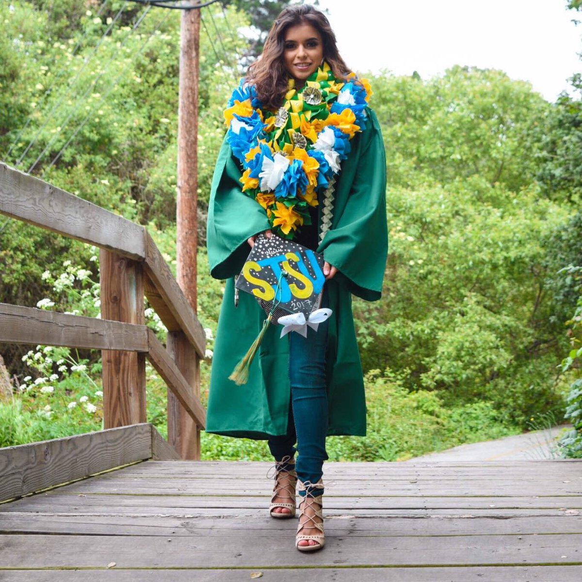 neesie_3's tweet photo. Part 1 of my graduation photos β¨ #latinasgraduate https://t.co/IbyT1N8Ze3