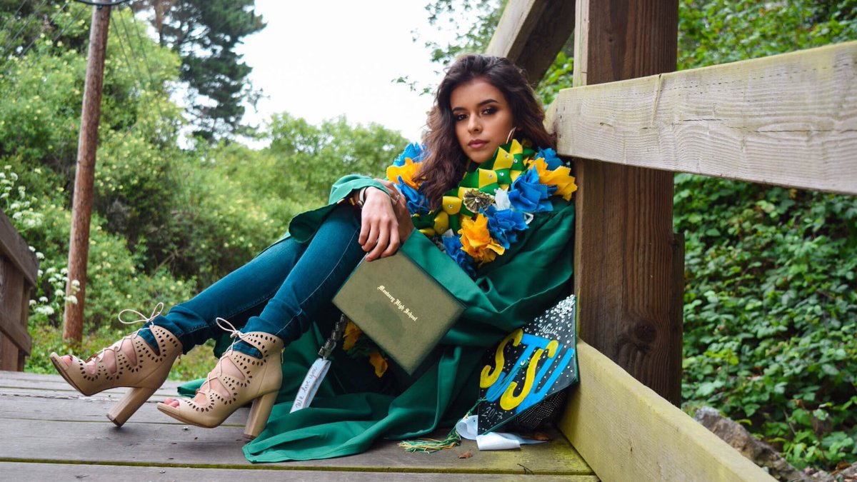 neesie_3's tweet photo. Part 1 of my graduation photos β¨ #latinasgraduate https://t.co/IbyT1N8Ze3