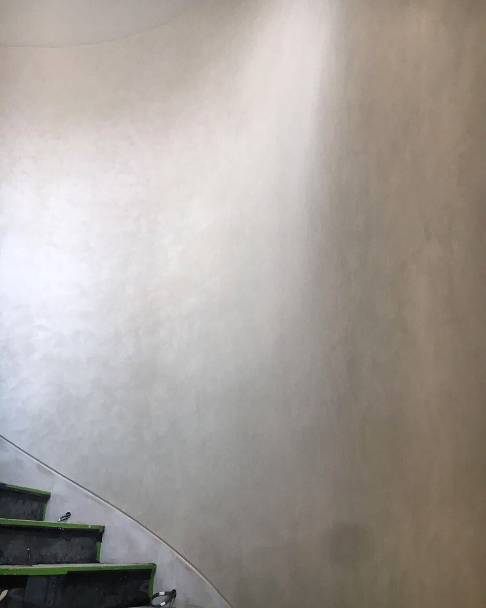 Soft pearl #plaster/paint to an on going #project in #nothinghill #polishedplaster #italianplaster #interiordesign