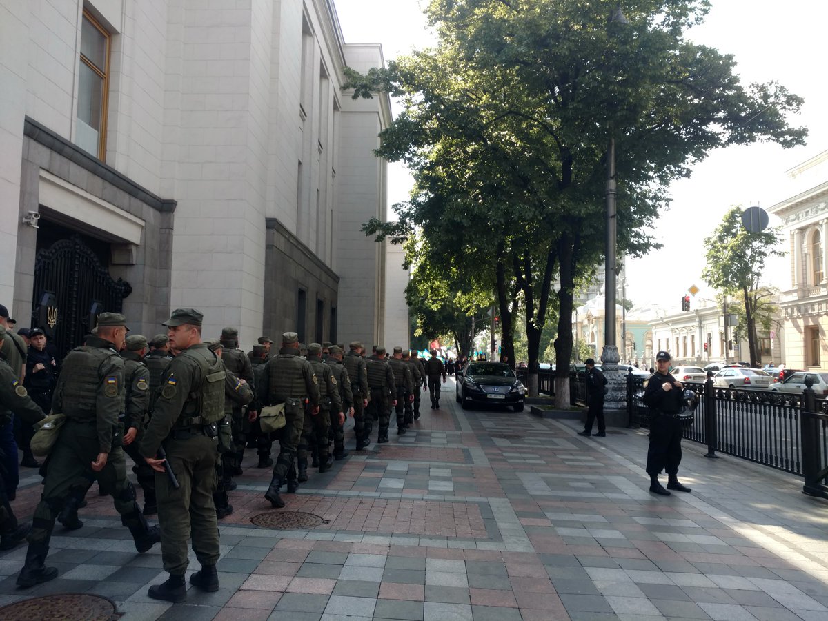 Аграрна партія орг. мітинг під Радою проти зак-кту щодо продажу землі
Ті,хто подалі і без плакатів,уточнюють одне в одного,за що стоять))