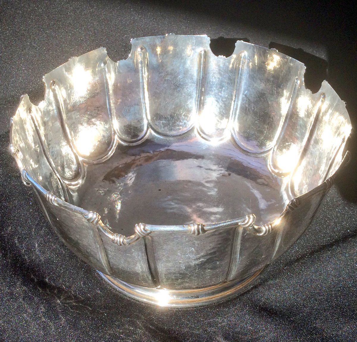 PenroseAntiques's tweet photo. Just in a superb #WilliamComyns #Silver #ArtsandCrafts #Punchbowl #Buy it @yorkracecourse #AntiquesFair this weekend @PromoteYorks https://t.co/xZKTvYhZDI