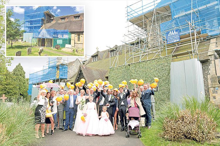 This wedding party wave their yellow hardhats after church is turned into a building site! 😂bit.ly/2rAoKEg

Versaco.co.uk