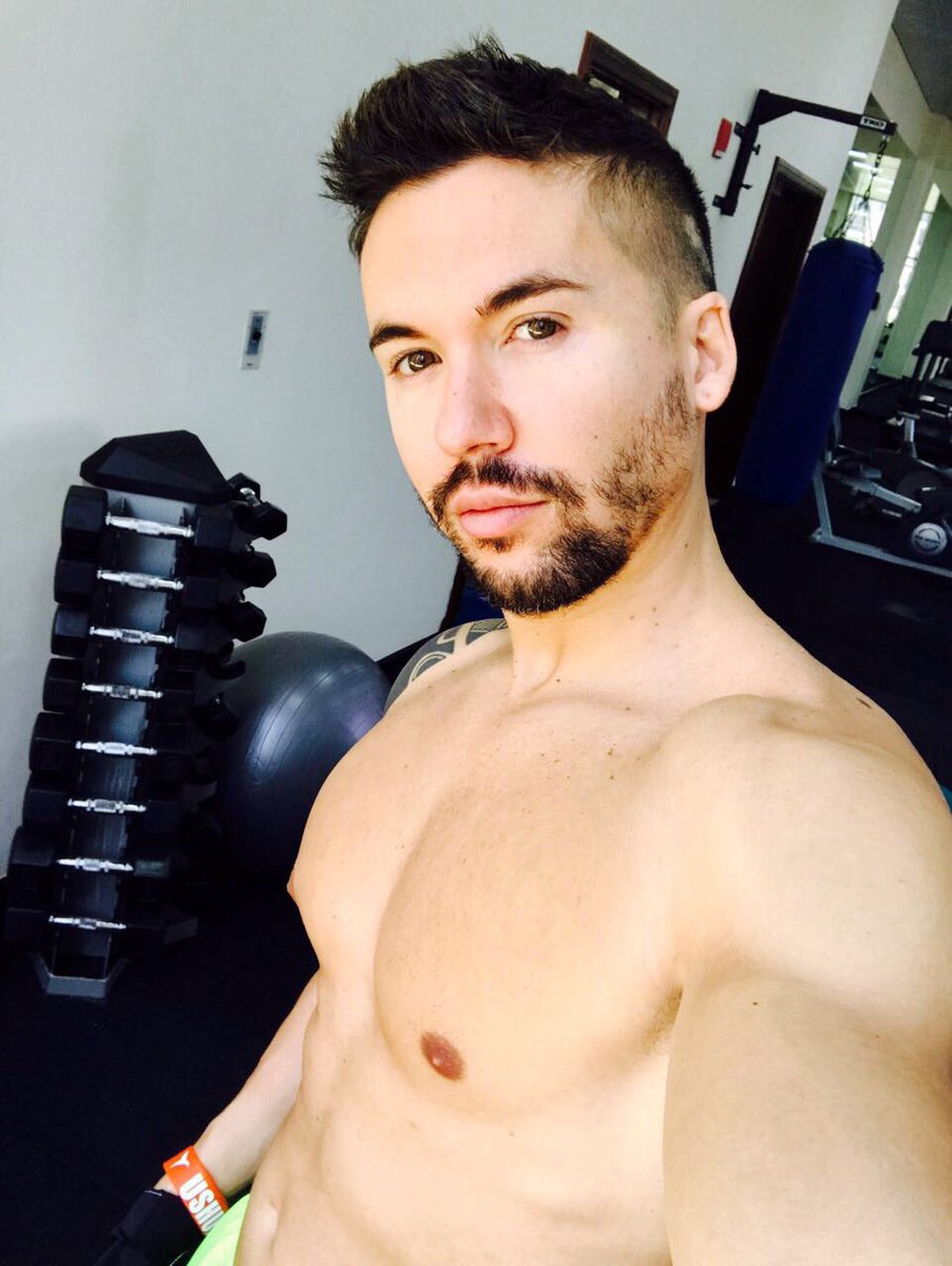 FabioManoniXXX's tweet photo. Getting a good pump in. Anyone want to join me? 💪😈 #purecasting #pornstar https://t.co/S0U2cZElZJ