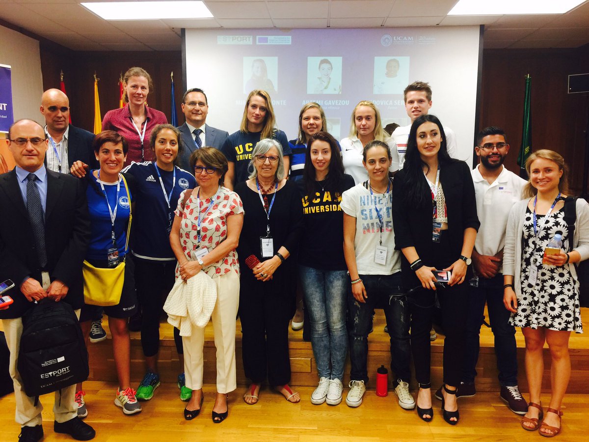 UCAM_Investiga's tweet photo. Foto de familia para finalizar la mesa redonda donde hemos podido conocer las historias de estos deportistas de #DualCareer @EstportEU https://t.co/OSuubvi5VZ