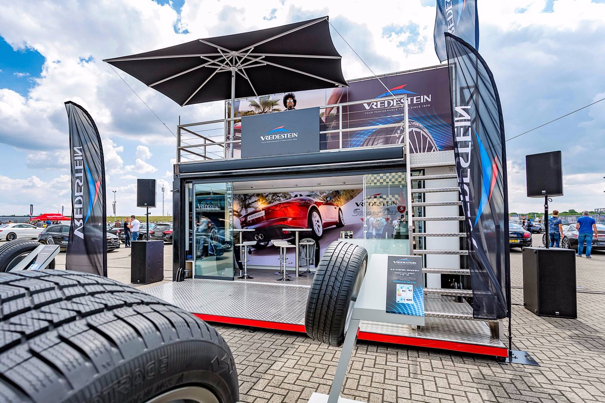 Trots! <a href="/Vredestein/">Vredestein</a> haalt als hoofdsponsor van de Supercar Sunday 2017 in Assen de banden aan met haar doelgroep #Eventcontainer #infostand