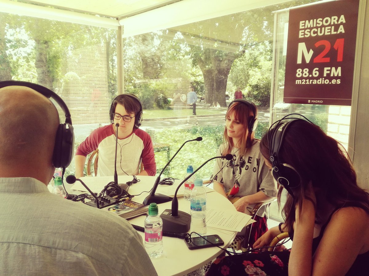 M21madrid's tweet photo. #ViajeAlEmpleo en #BibliotecaEugenioTrias hablando con escritores 2.0 en @FLMadrid con @dangelisa @VictorJSanz y @sebasgmouret #FML17 https://t.co/azNRjXaKId