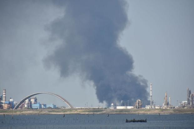 Incendio capannone rifiuti ingombranti Fusina:fiamme circoscritte.Non ci sono pericoli per popolazione.Informazioni: goo.gl/OIFO0e