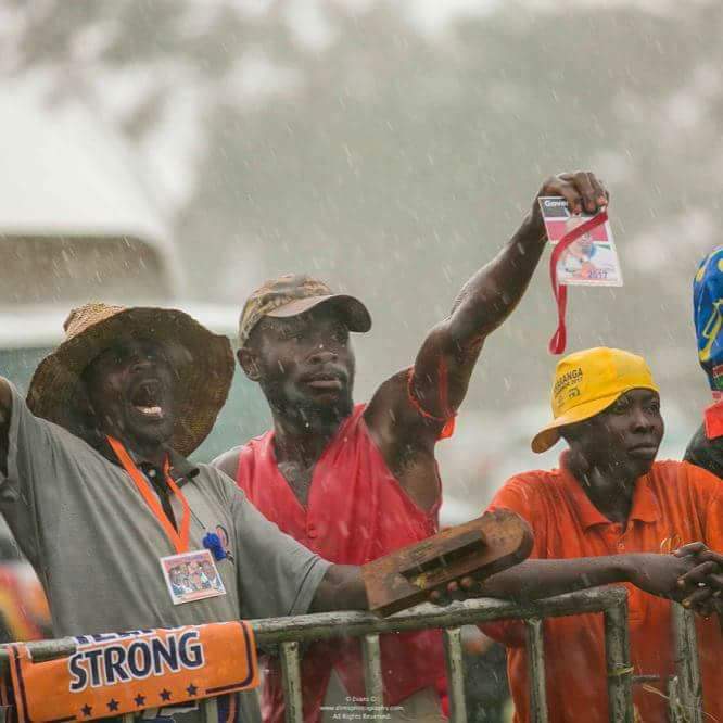 leemakwiny's tweet photo. Kenyans ar braving rains to listen 2 @CoalitionNASAKe message of hope. Iebc shouldnt take this for granted
#UhuruScuttlingIEBC
#BusiaRising https://t.co/8O2nyb1wZ8
