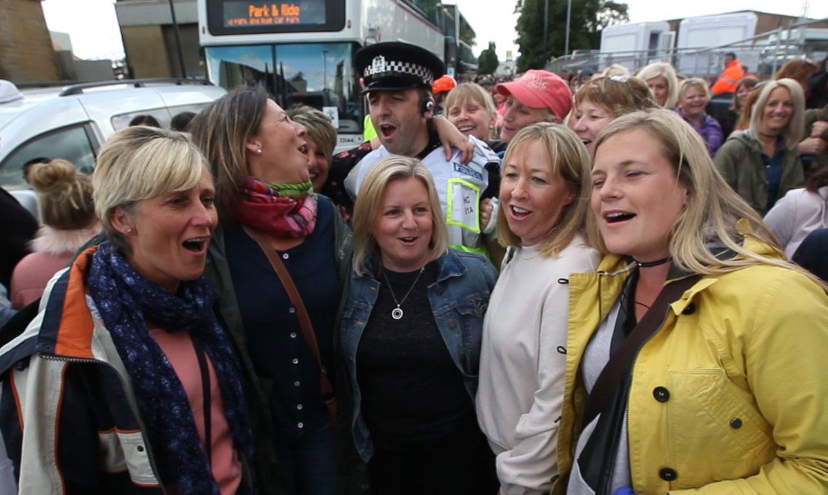 dailyecho's tweet photo. VIDEO: Hampshire bobby belts out Robbie with fans before St Mary's concert https://t.co/j3AeGFRRMU https://t.co/4wiIXYi9Lr
