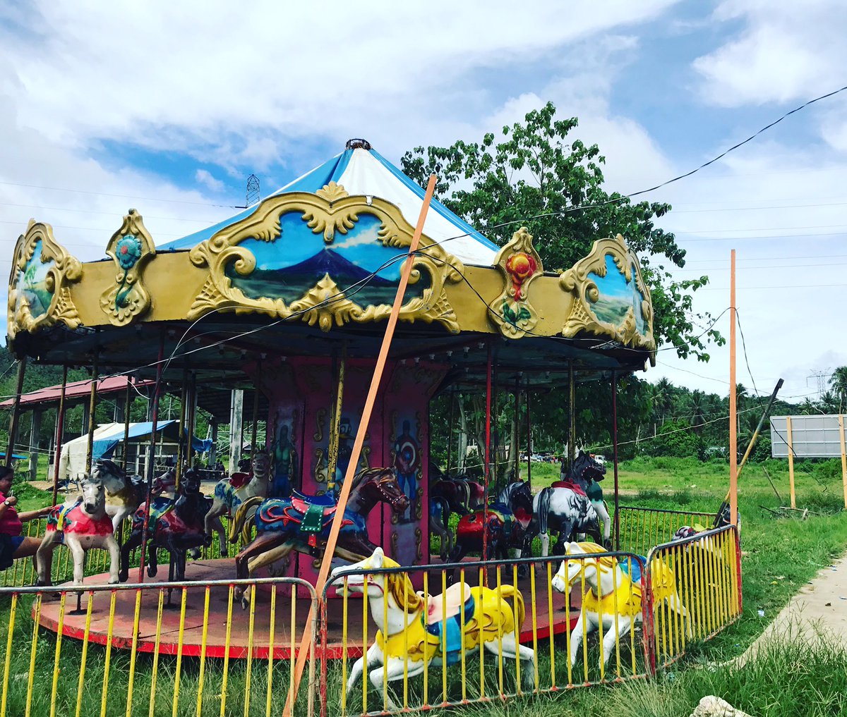 novaclotario's tweet photo. Reminds me of Zombieland #carouselfromnowhere #esamar https://t.co/1hhejliXbc
