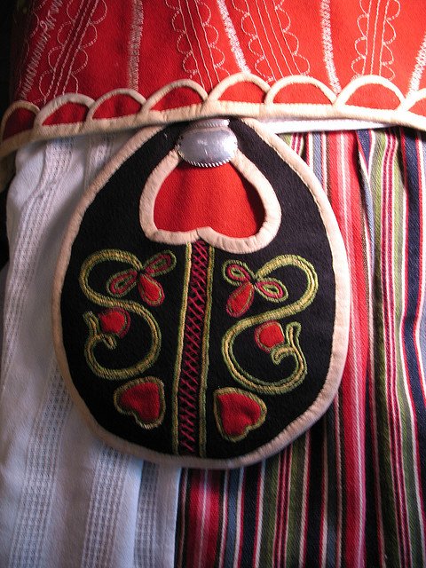 AndreaSchewe's tweet photo. Traditional lady's dress in #Sweden includes one of these beautiful bags. More info on my blog https://t.co/8vtbVWSONe https://t.co/zS71YGWOJ9
