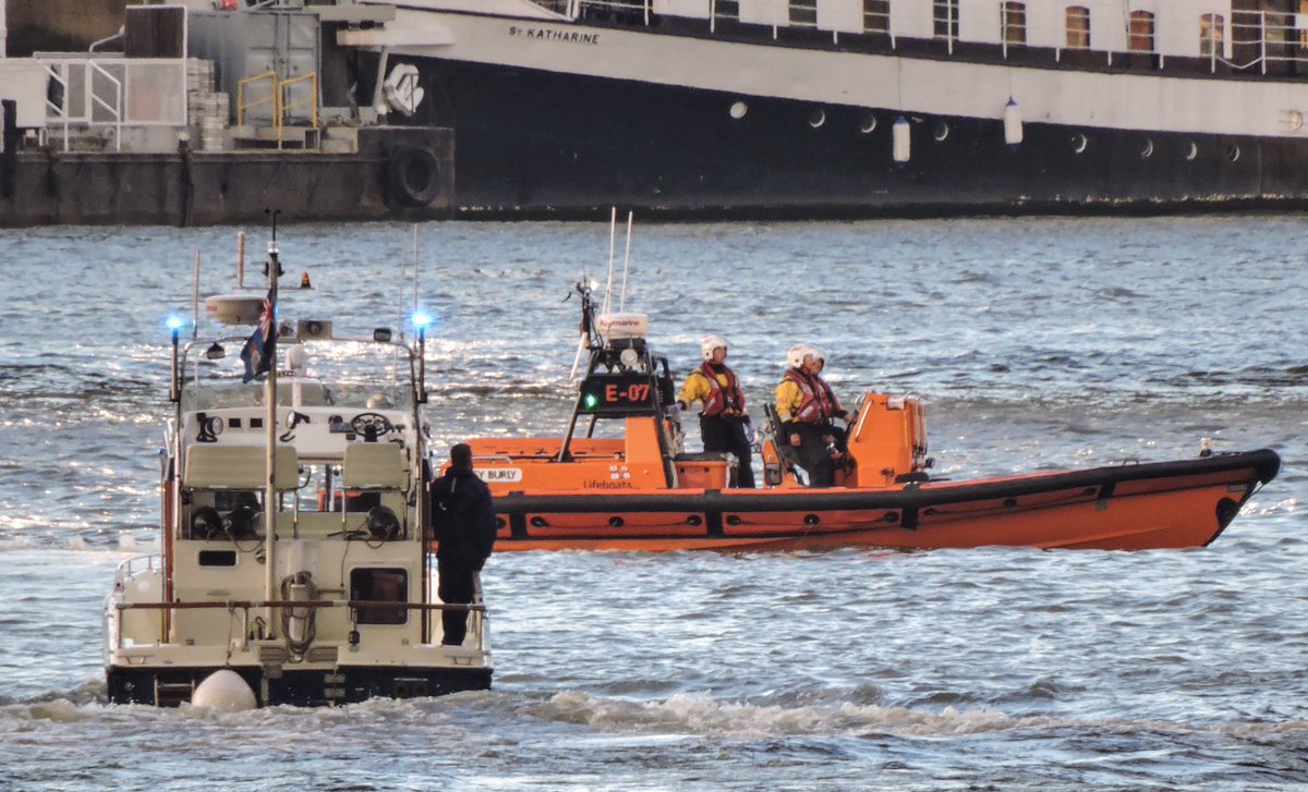 Girl about Thames (@girlaboutthames) on Twitter photo Tower RNLI and MET Police out on the Thames last night. <a href="/TowerRNLI/">Tower RNLI</a> <a href="/MPSonthewater/">MPSonthewater</a> #MET #RNLI Tower RNLI and MET Police out on the Thames last night. <a href="/TowerRNLI/">Tower RNLI</a> <a href="/MPSonthewater/">MPSonthewater</a> #MET #RNLI