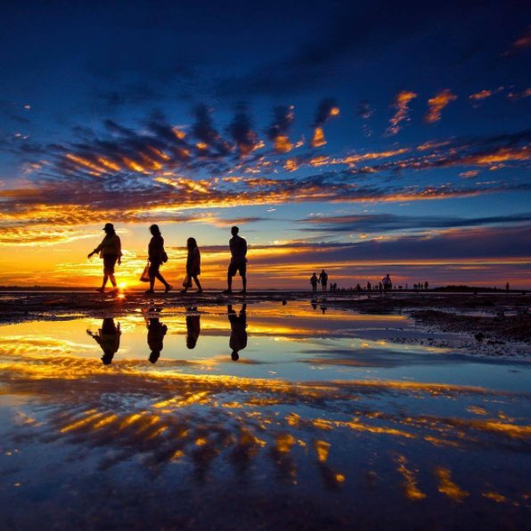 MotorolaFR's tweet photo. L'été et ses beaux couchers de soleil approchent ! Partagez vos plus belles photos avec #MyMotoPhoto sur instagram @benmulder https://t.co/vrwuUmyUuo