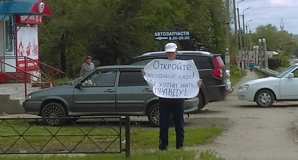 Идею открытого заседания поддерживает и мужчина с одиночныи пикетом у суда. #ДелоПсихологов
