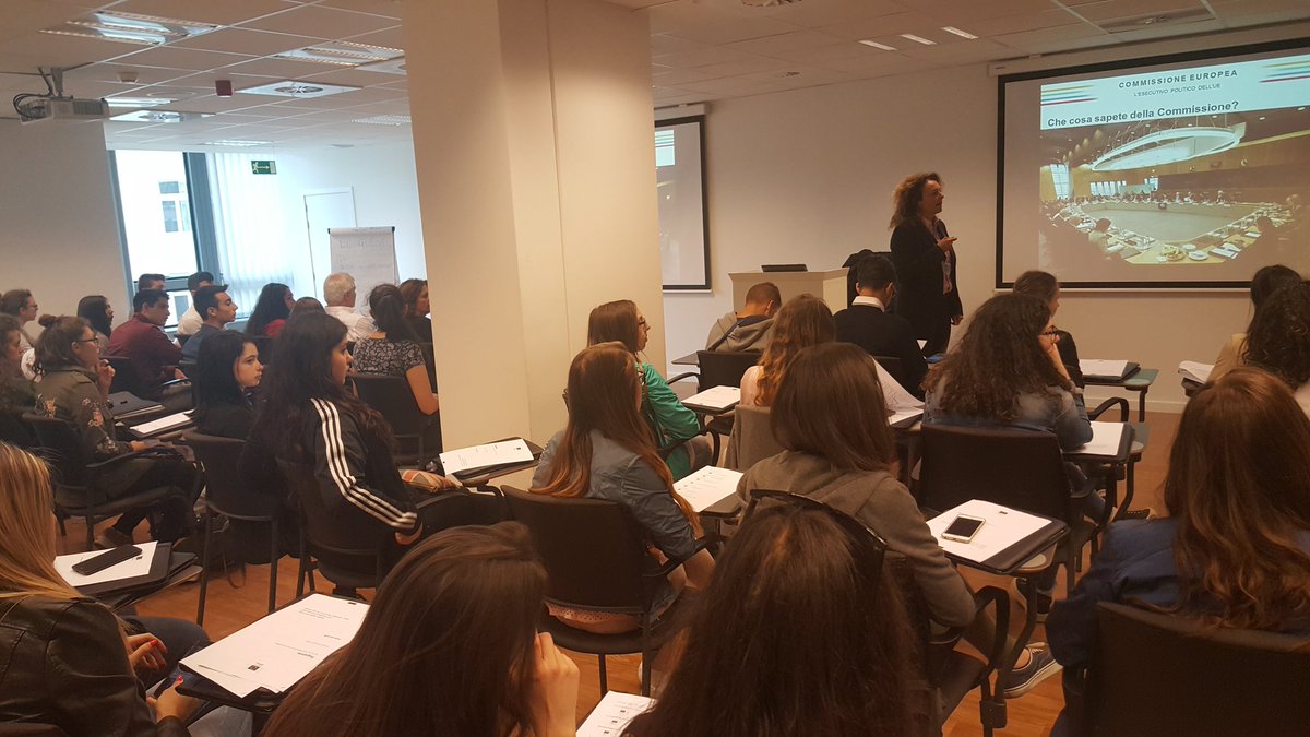 ascuoladioc's tweet photo. @LauraVivani approfondisce le funzioni di @EU_Commission per i team @borderline1617 e @JannaDeMare. #ASOC1617 a Bruxelles @OpenCoesione https://t.co/z63v9zFf2A