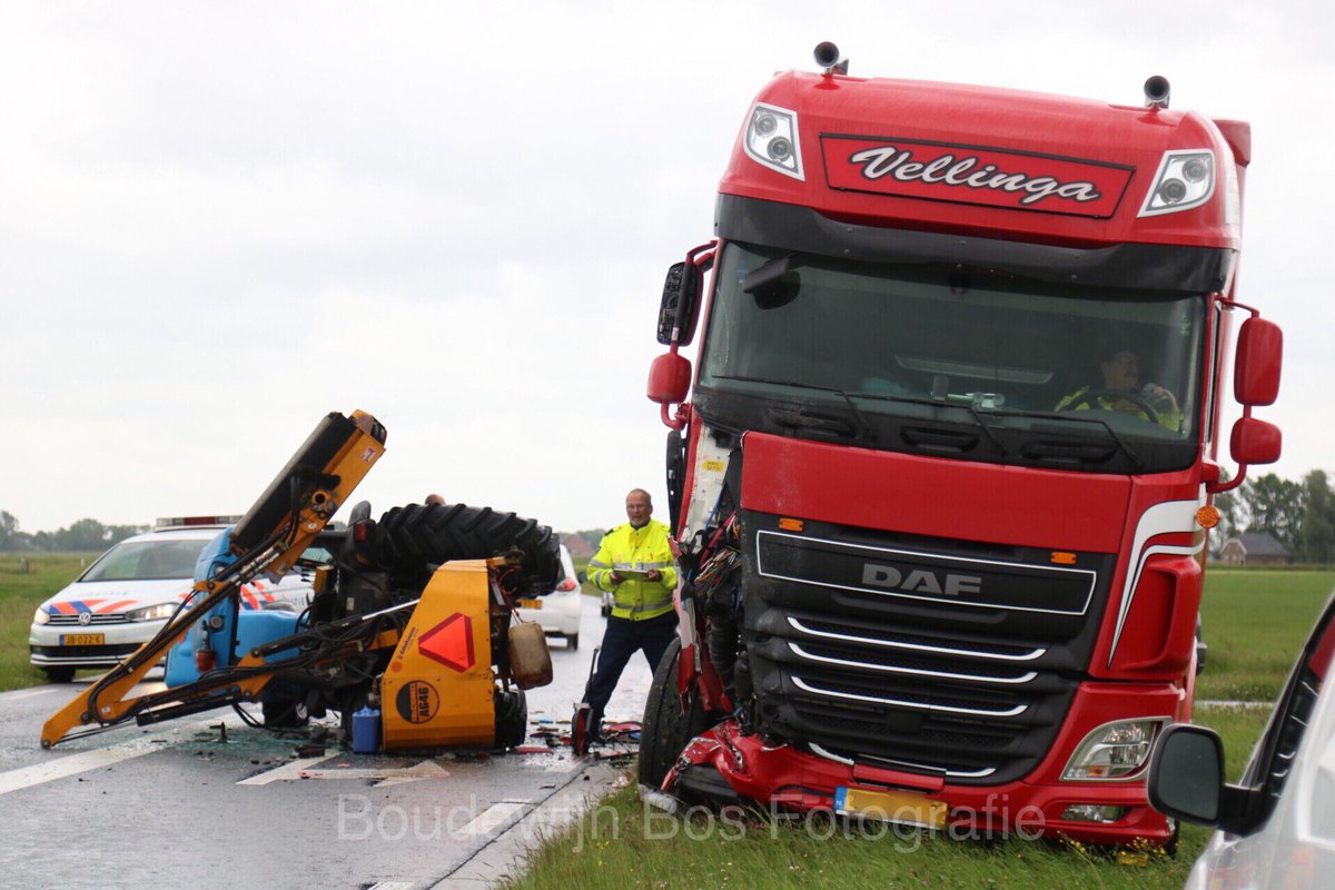 Boudewijn_Bos's tweet photo. Ongeval op de #N384 vanmorgen bij #easterlittens. Tractorbestuurder gewond naar ziekenhuis. #ongeval https://t.co/INheqUd2LS